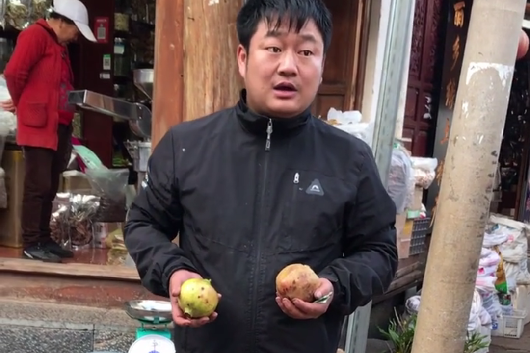 "石榴哥"意外走红,网友:英语老师卖石榴,语文老师卖什么?