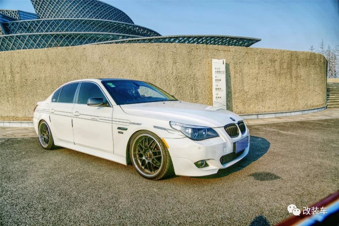 歪果老铁在中国太无聊买了辆宝马530i边修车边改装