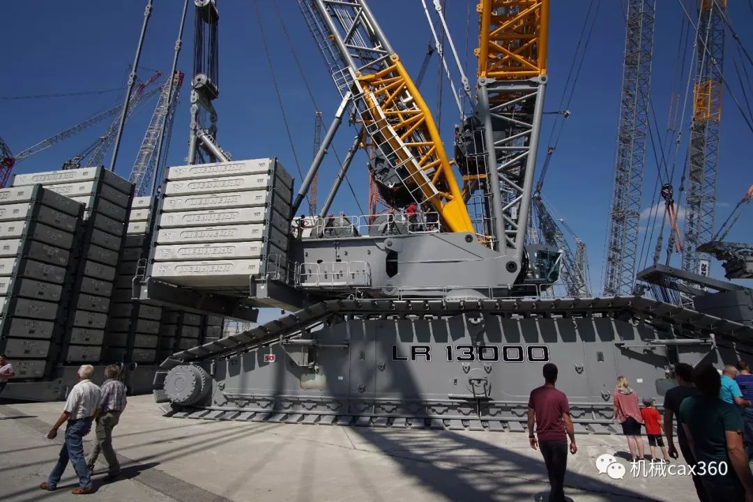 世界最强大最高履带式起重机可吊起3000吨重物主臂长248米