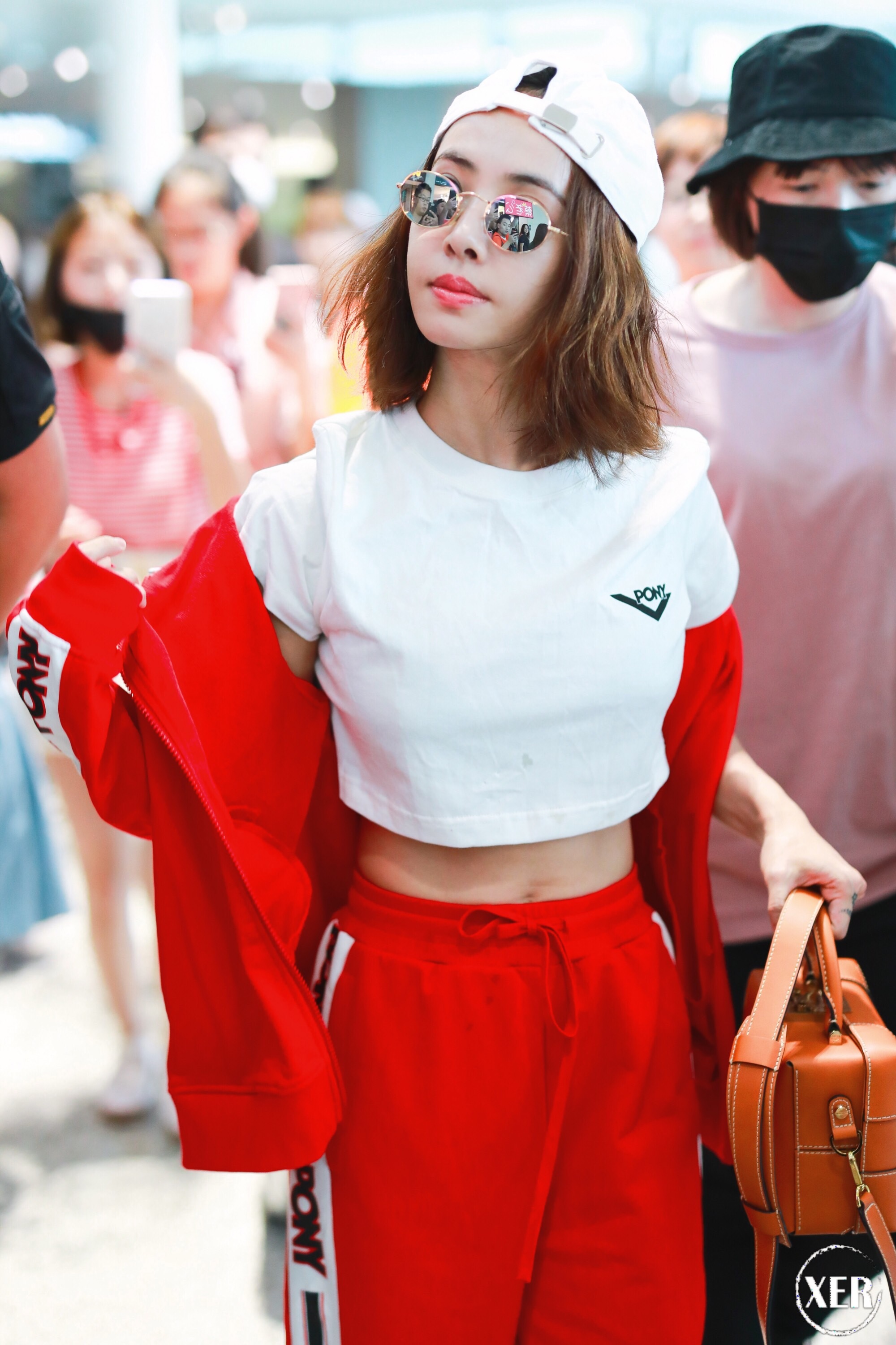 蔡依林今日台北飞上海到达,一身街味十足的红色运动装及短上衣