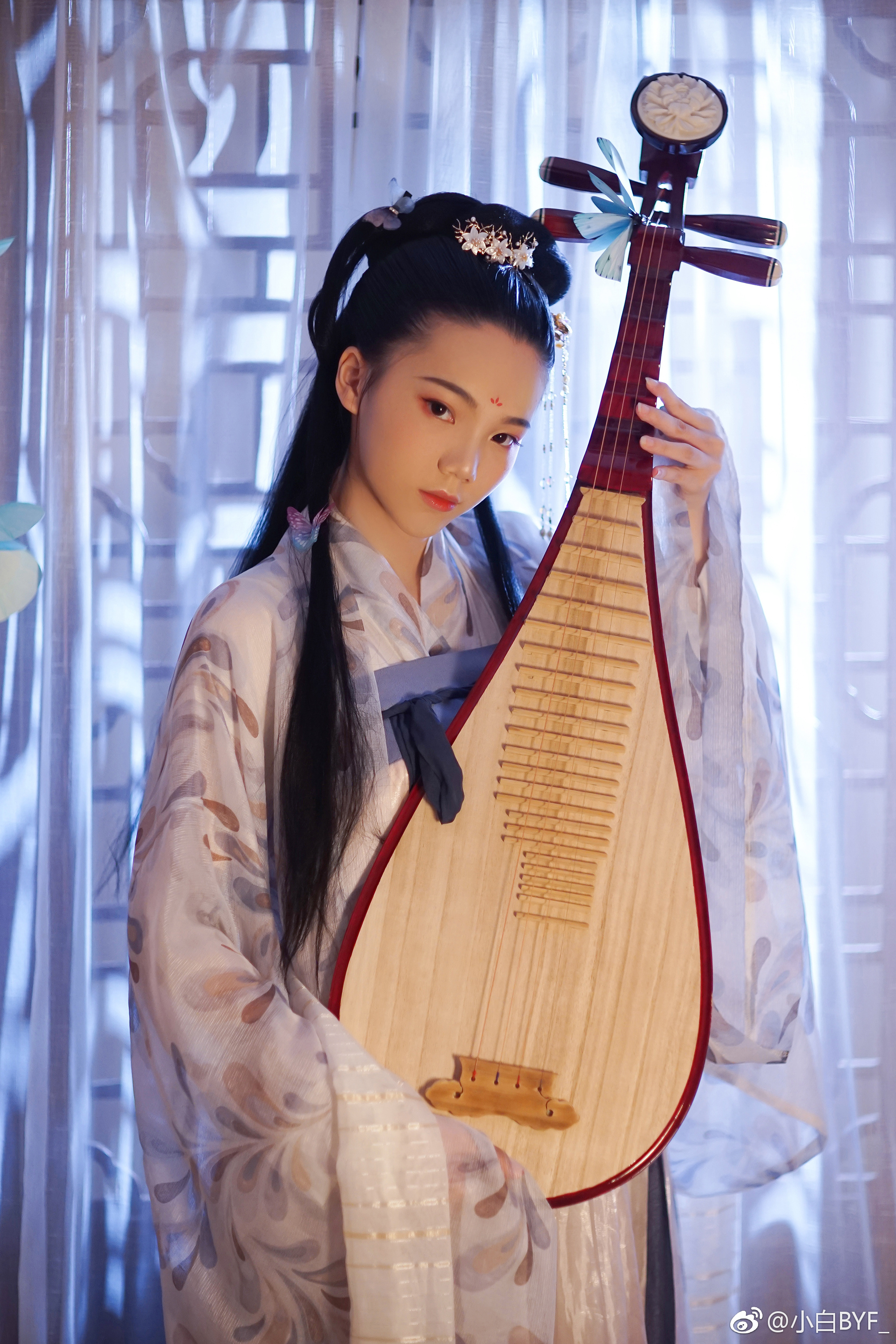 我曾借明月当头寻得某个人点漆眼眸相对落座山口无茶亦无酒转发