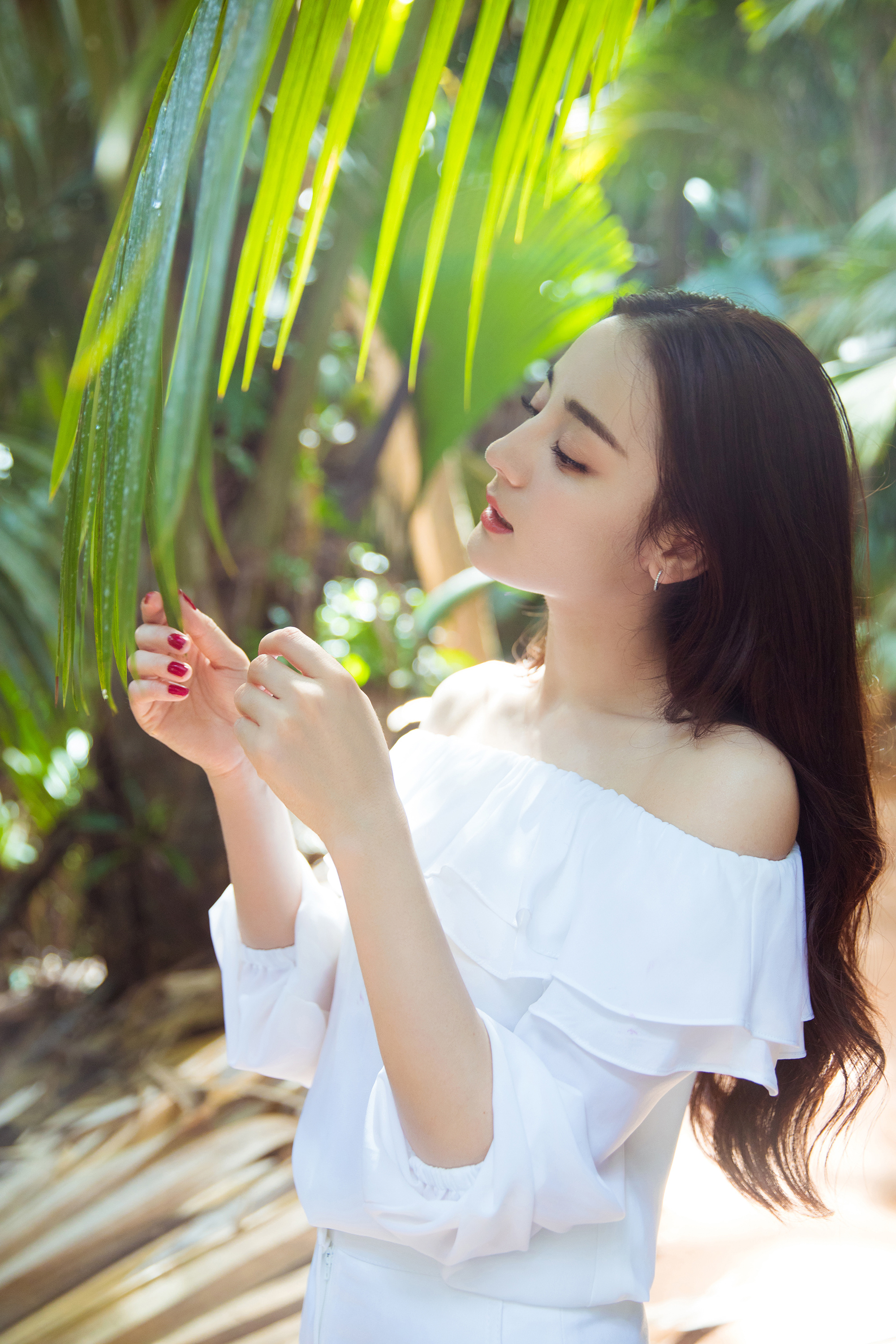 迪丽热巴又放塞舌尔美图,身穿白色衣裤,化身森林小仙女