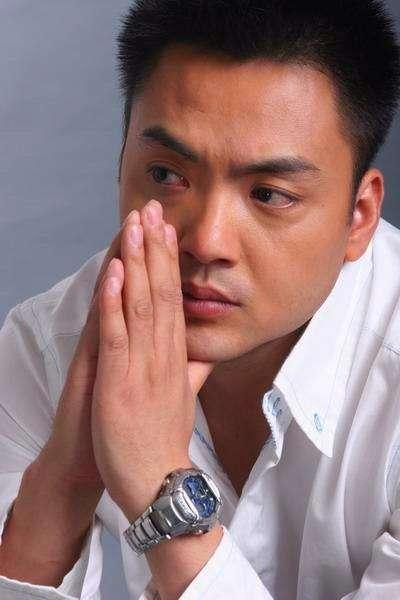 《还珠格格》香妃逝世,萧剑在她葬礼上情绪崩溃,为她单身到48岁