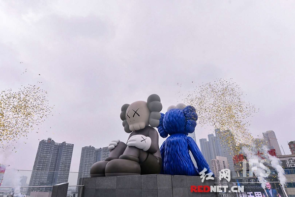 kaws大中华区首个铜制永久巨型雕塑艺术品备受关注.图/长沙ifs提供