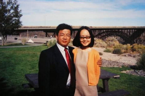 陈鲁豫如今家庭很幸福,在经过一段失败的境外婚姻后,和初恋朱雷走到一