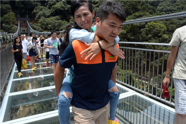广东清远云天玻霸守桥员每天背女游客过桥,被女游客称为"男神"