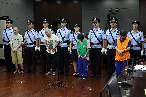 四人将房东一家灭门,房东女儿死前遭强奸,只因被催房租起杀心