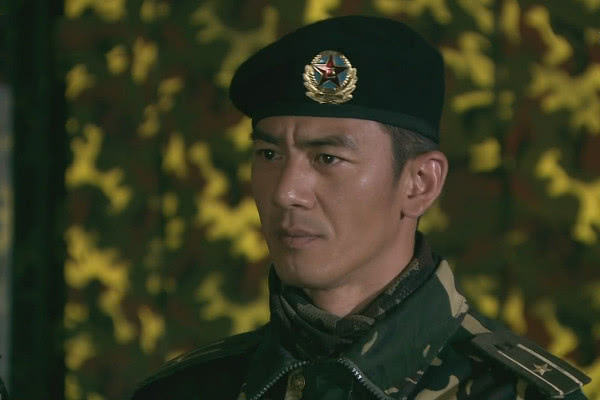 吴京出演过多部军事题材影视剧,以在《战狼》系列中饰演的特种兵冷锋