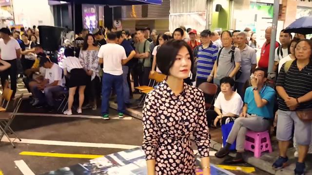 香港旺角街头艺人小龙女演唱《忘记他》,真好