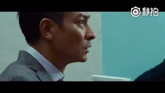 《盲探》曾是"o记"杰出探员的庄士敦(刘德华 饰),四年前因某起案件