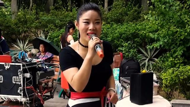 香港街头美女芯妮翻唱一曲醉人情歌,歌声动听人也美,太好听了