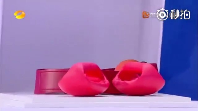 【快乐大本营】彭昱畅假发片意外脱落 彭彭真