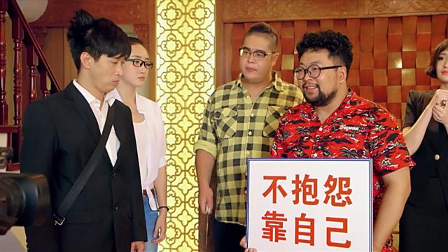 美女往衣服里放气球,镜头录下尴尬一幕