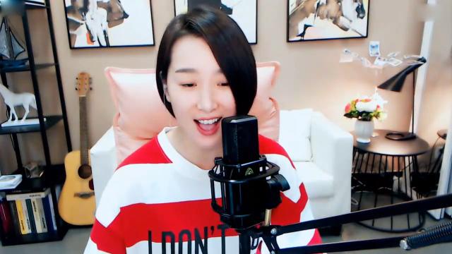 香港街头艺人彭梓嘉演唱《忘尽心中情》认真演绎动人嗓音真好听