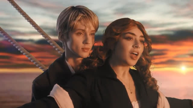 NFL最强跑卫与嫩模海滩游玩 辣妹戏水竟忘穿