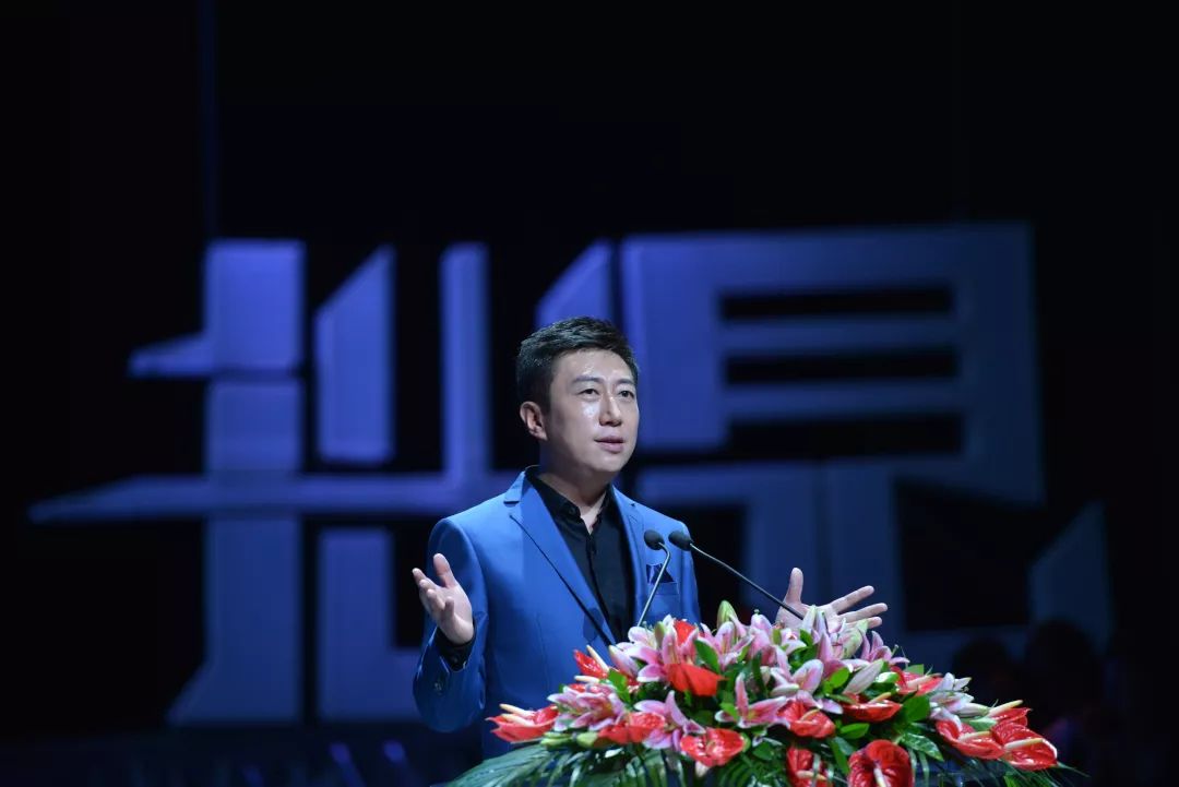 他是央视《对话》主持人,5次主持3·15晚会,如今50岁仍帅气十足