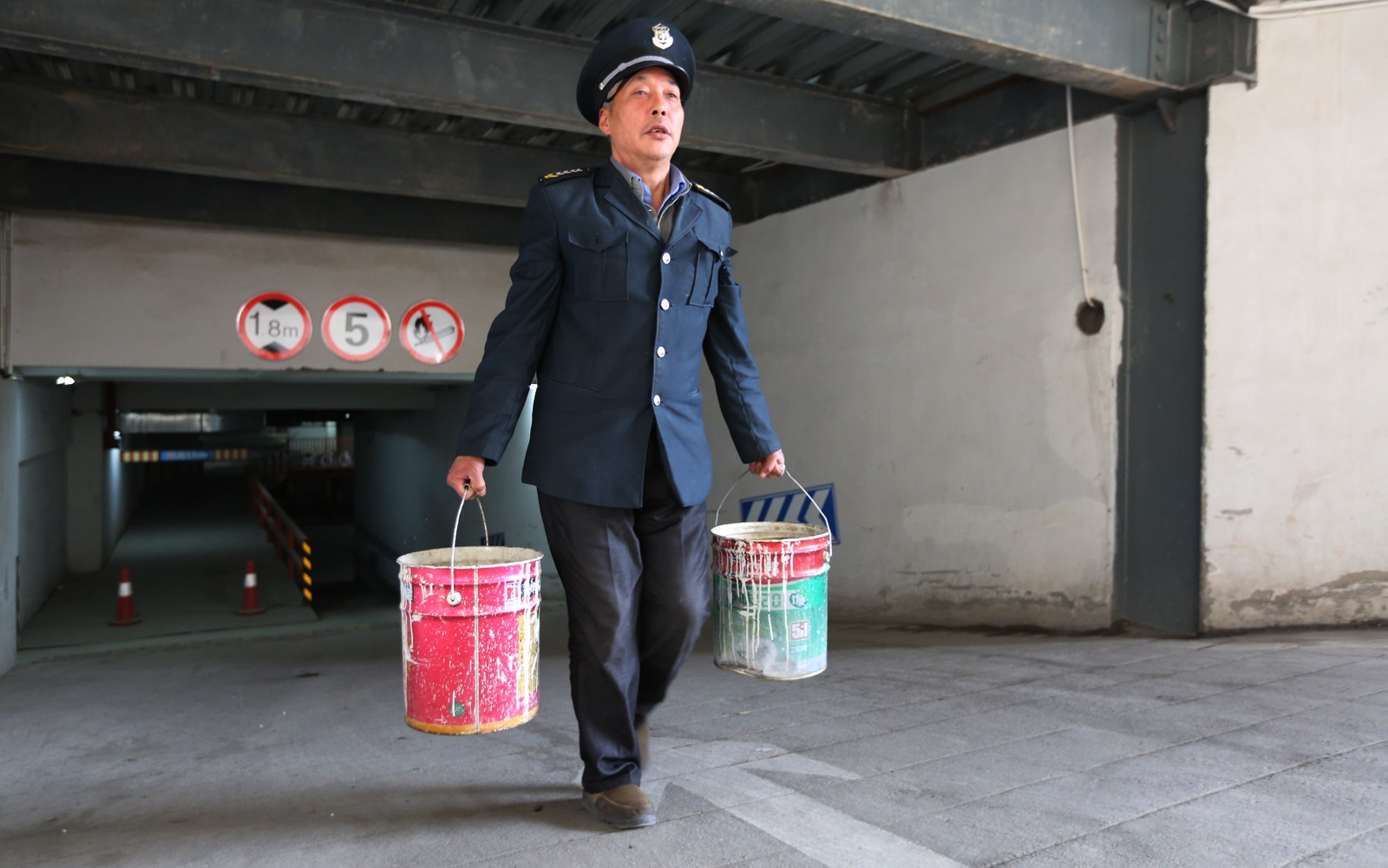 6旬老人车库当保安 家有5套房 还会4种乐器_新浪看点