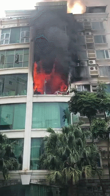 东莞南城一小区住宅起火 火势凶猛!幸好无人伤亡