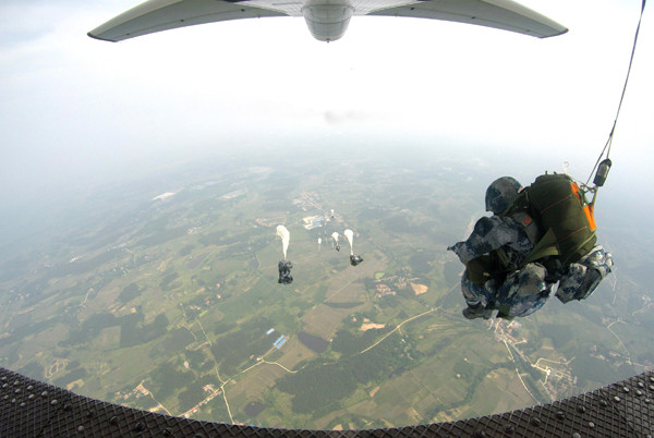 空军空降兵组织首次空降机步营全要素空降作战演练