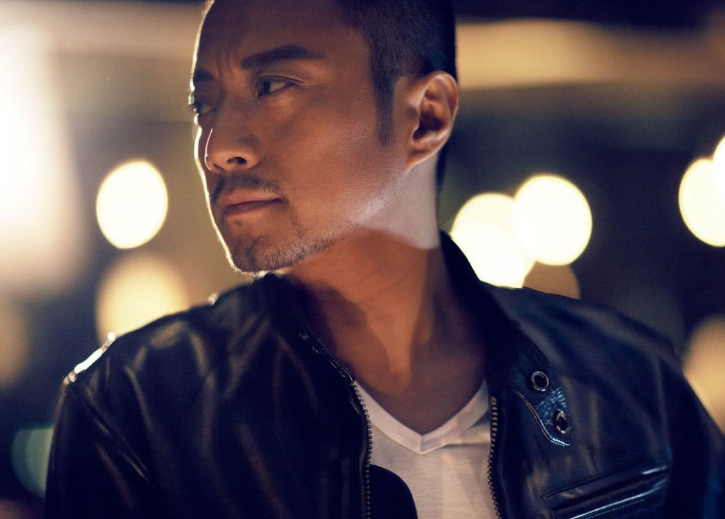 曾是幕后的工作人员,44岁才成名,连获六次影帝,成国民男神!