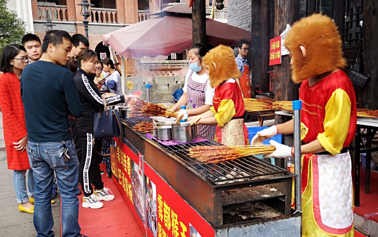 重庆:孙悟空边跳舞边烤肉串 游客:踏着七彩祥云给我们送肉吃