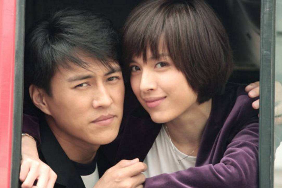 但是李佳用自己的魅力俘获了靳东,因为离过婚的李佳更知道自己想要