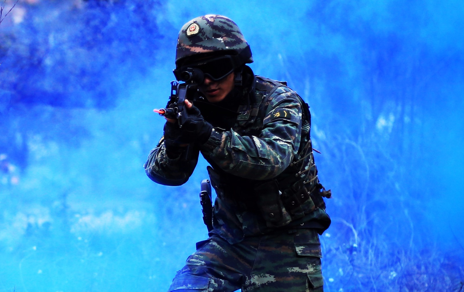 人枪合一!"神枪手"揭秘:用子弹"喂"出来的!|特战|尖兵|神枪手_新浪新