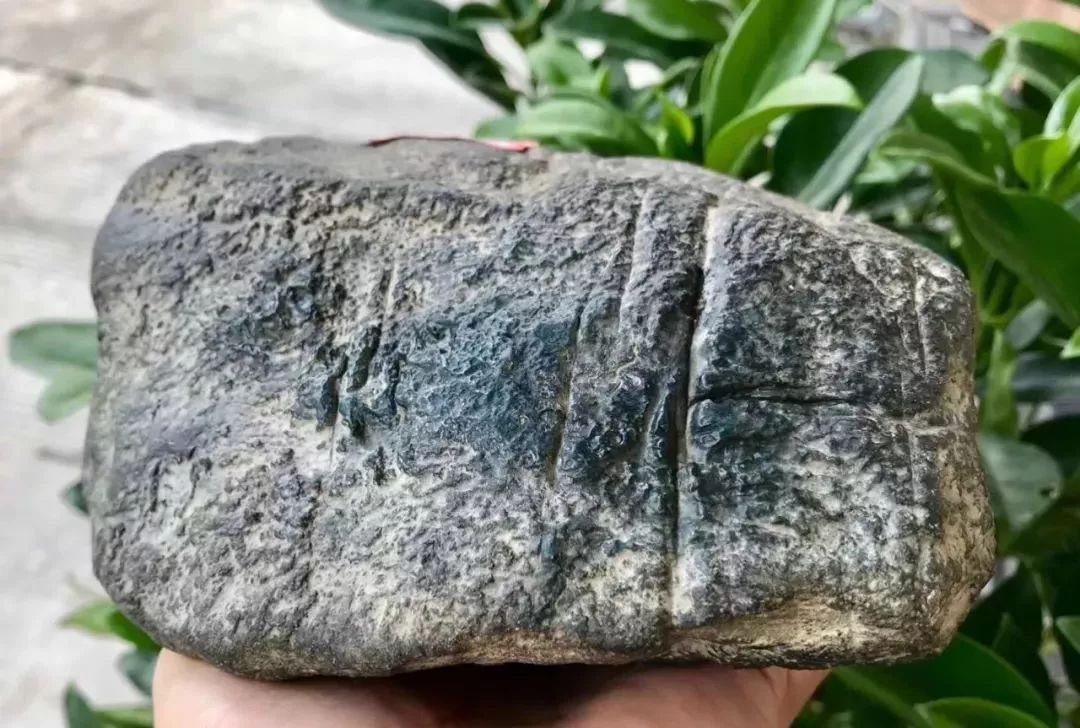 一块久经风霜的莫西沙原石,能开出种老肉细的翡翠吗