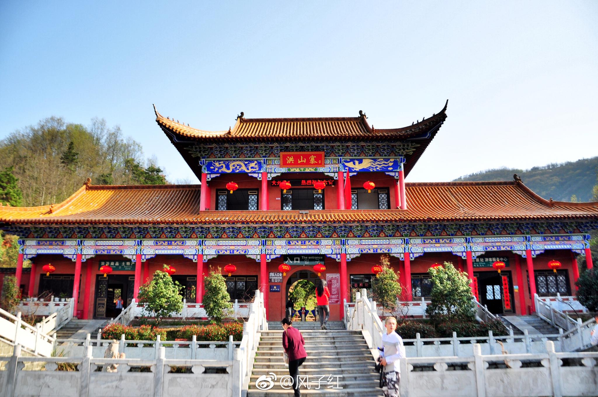 穿过庙堂,呈现在我们眼前的,是一张蛤蟆的大嘴