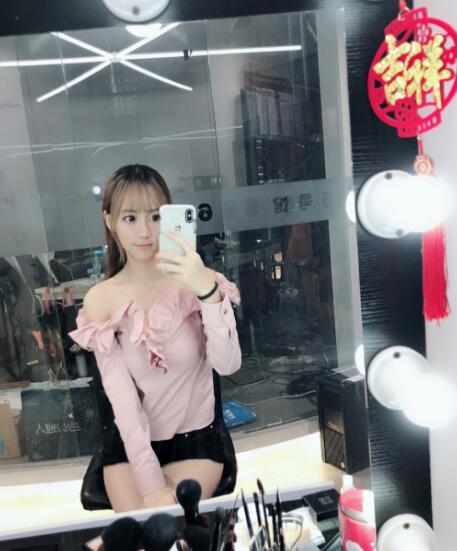 英雄联盟:南波儿惊艳亮相lck解说席 氧气瓶解说的眼睛亮了