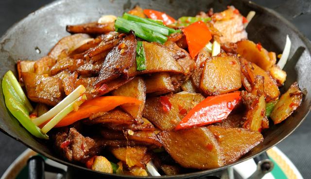 材料土豆,猪五花肉,盐,生抽,油,鸡粉,红干椒,葱做法1.将土豆切0.