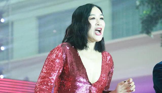 一代性感女神钟丽缇也胖成大妈穿亮片深v裙让人不忍直视