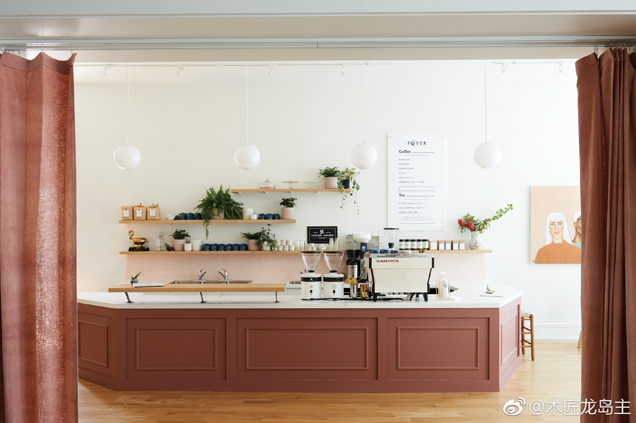 000平方英尺(1,115平方米)的项目涉及建立公共咖啡厅,休息室和工作区