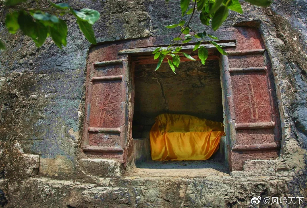 临朐石门坊崇圣寺北山石壁有三座石龛,时称“石门房”