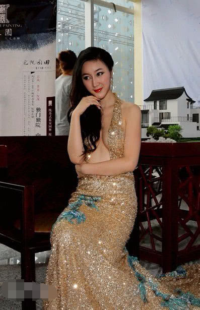 2012年6月9日,在第十六届深港澳国际展览会上,车模吴稀儿因大胆性感的