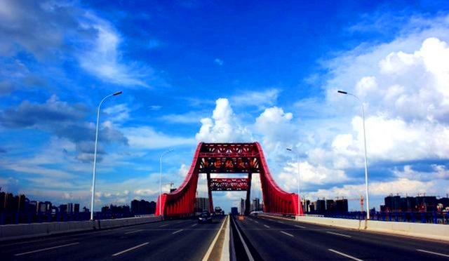 赣州大桥位于赣州城区北部,连接水东水西两岸,长度为1073米,有着"千里