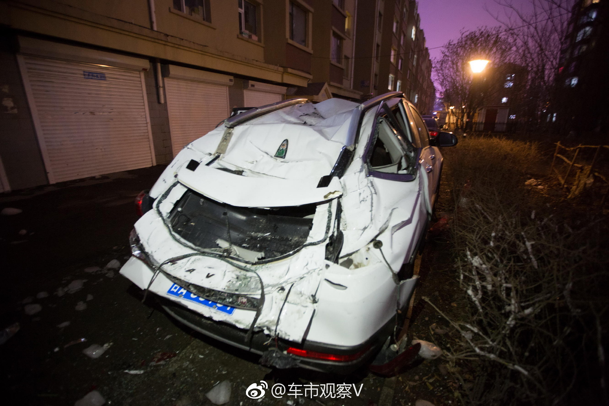 楼上掉下1吨重巨大冰块, 汽车被砸