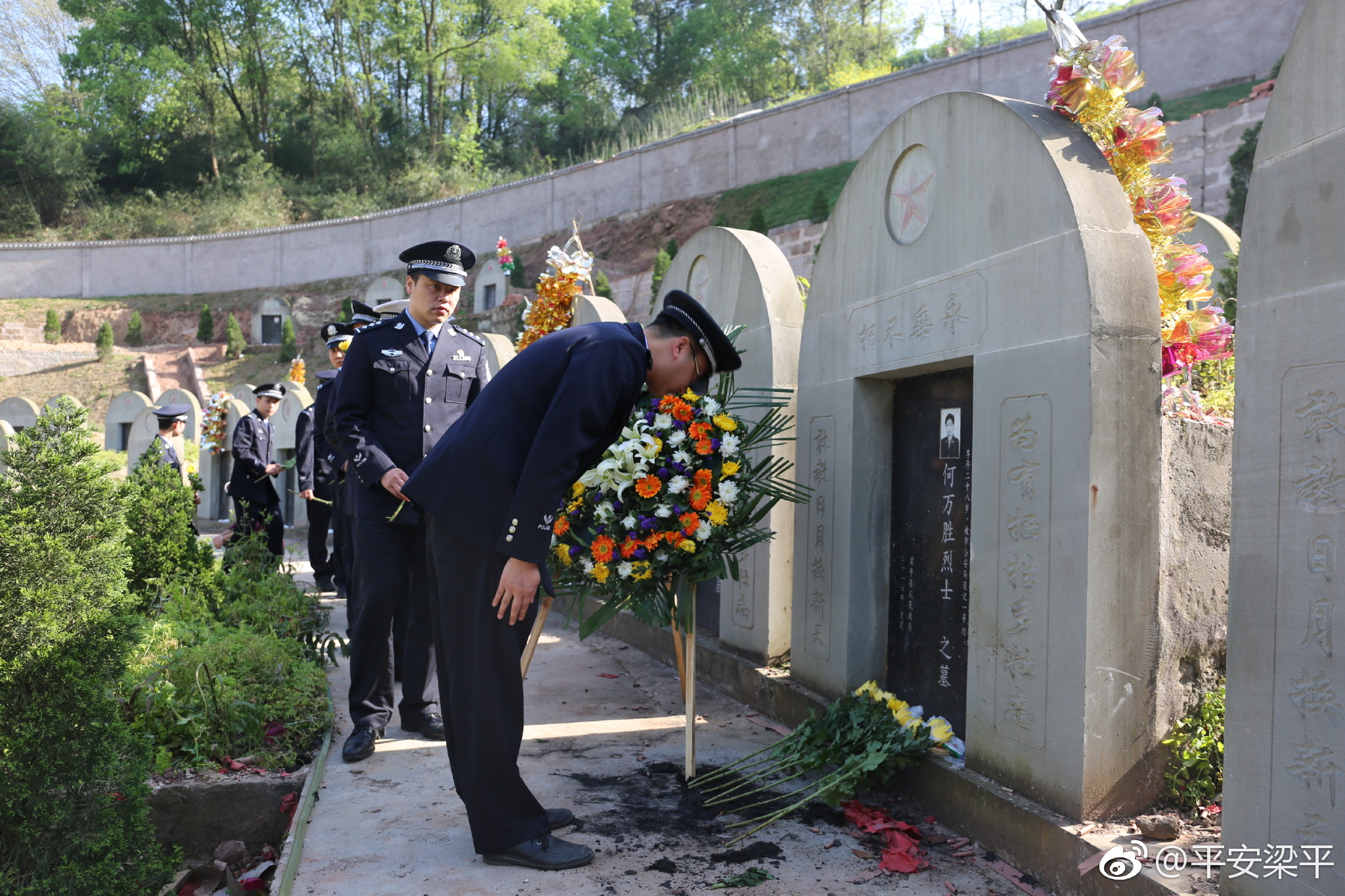 清明节前缅怀先烈何万胜_公安烈士何万胜