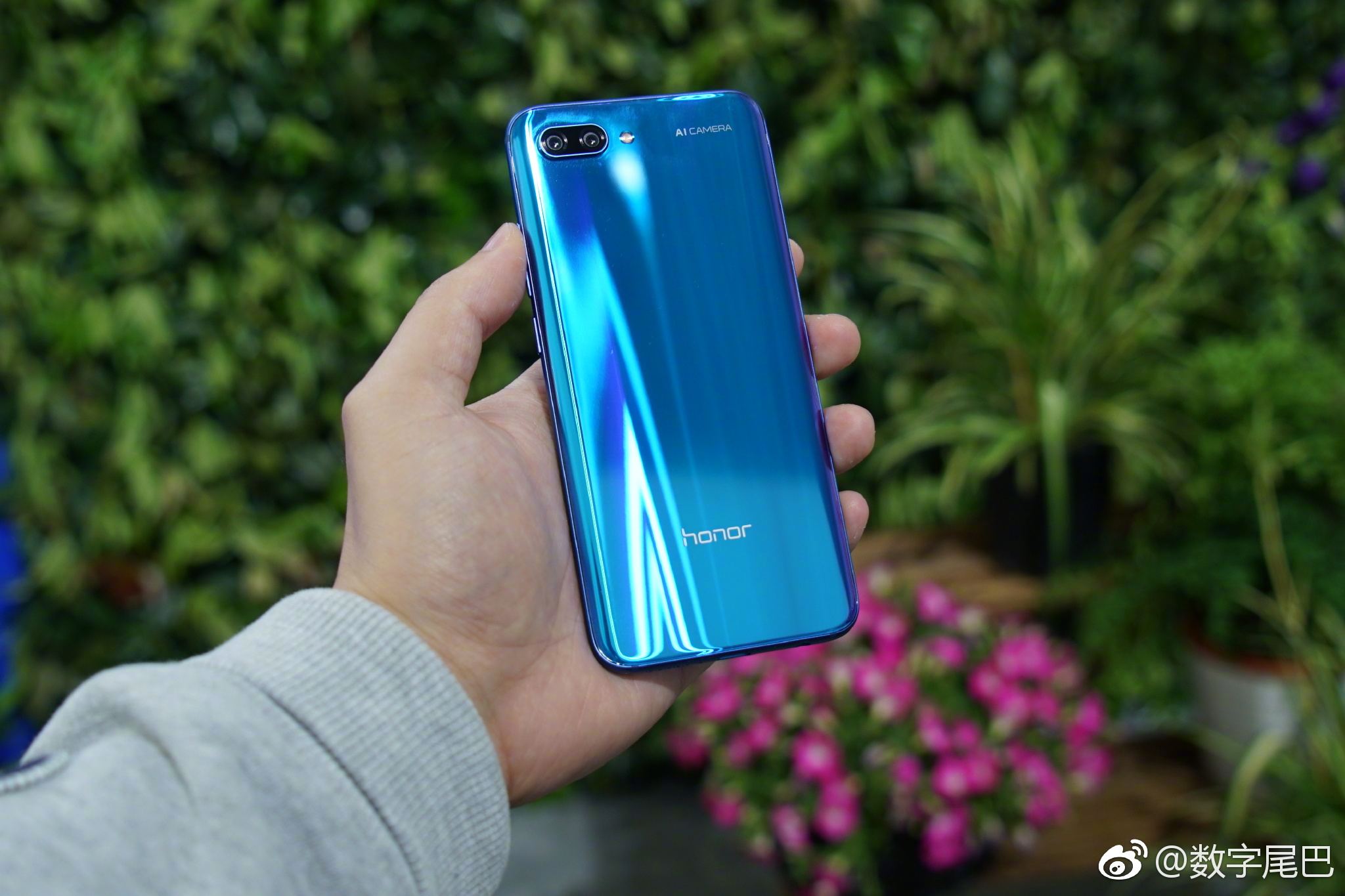 荣耀10 真机上手,正面超声波指纹识别区域周围有一圈标识