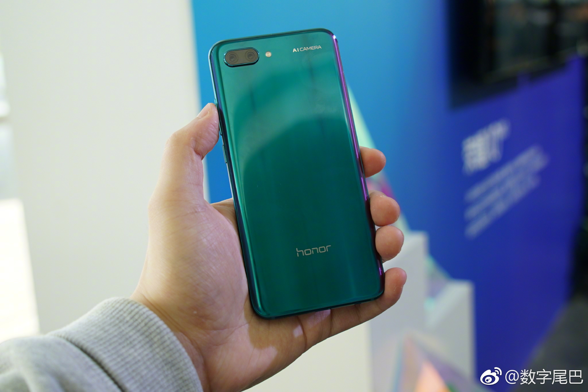 荣耀10 真机上手,正面超声波指纹识别区域周围有一圈标识