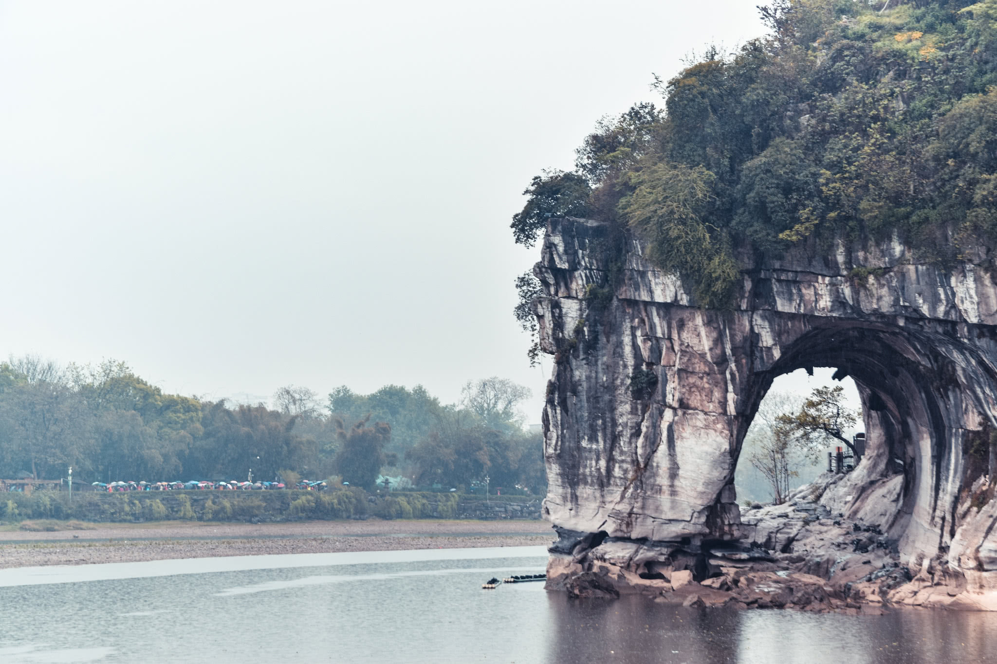 桂林这座山我们从小就认识,门票一张75元,游客想方设法逃票