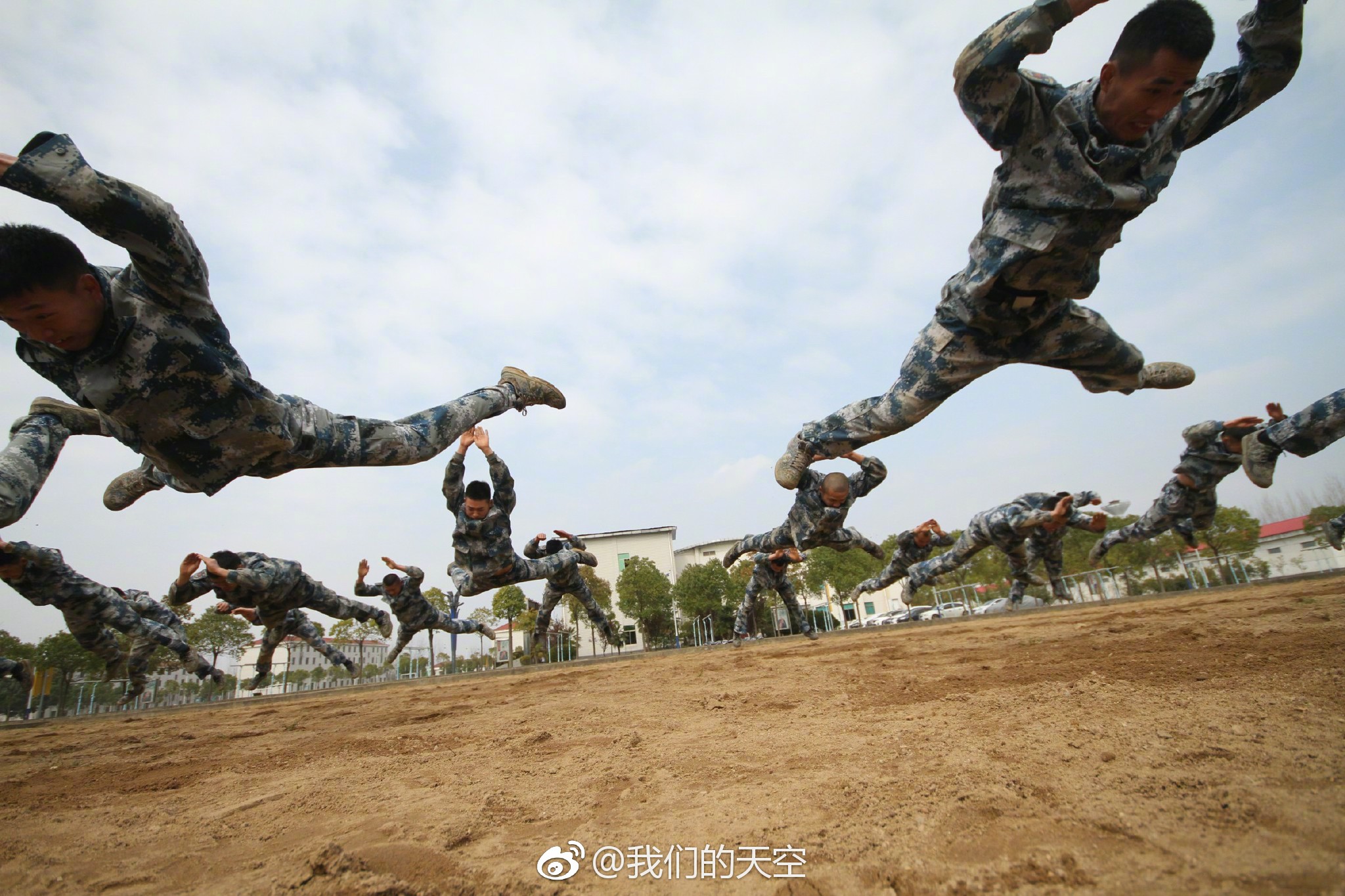我是空降特种兵，这个夏天我很忙强训砺精兵，一切为打赢！_新浪新闻
