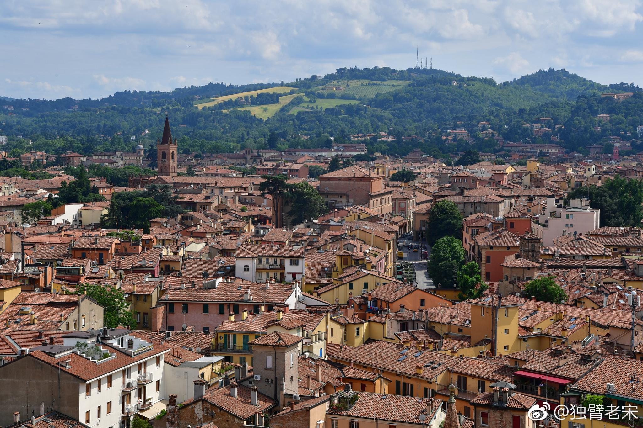 博洛尼亚双塔,比比萨斜塔还高的斜塔,是博洛尼亚的标志性建筑