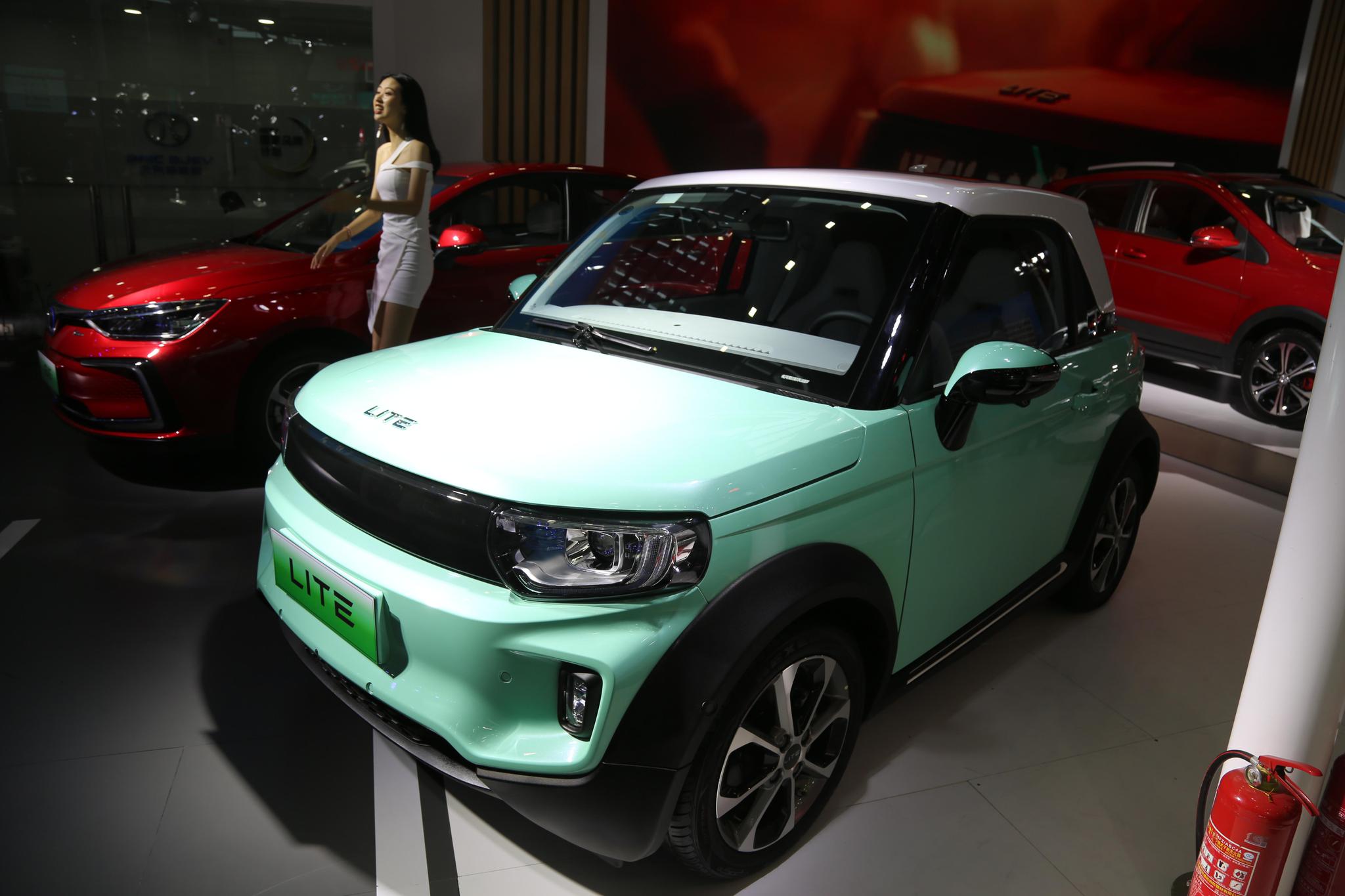 北汽新能源-lite人工智能电动车,2018深港澳车展实拍!-新浪汽车