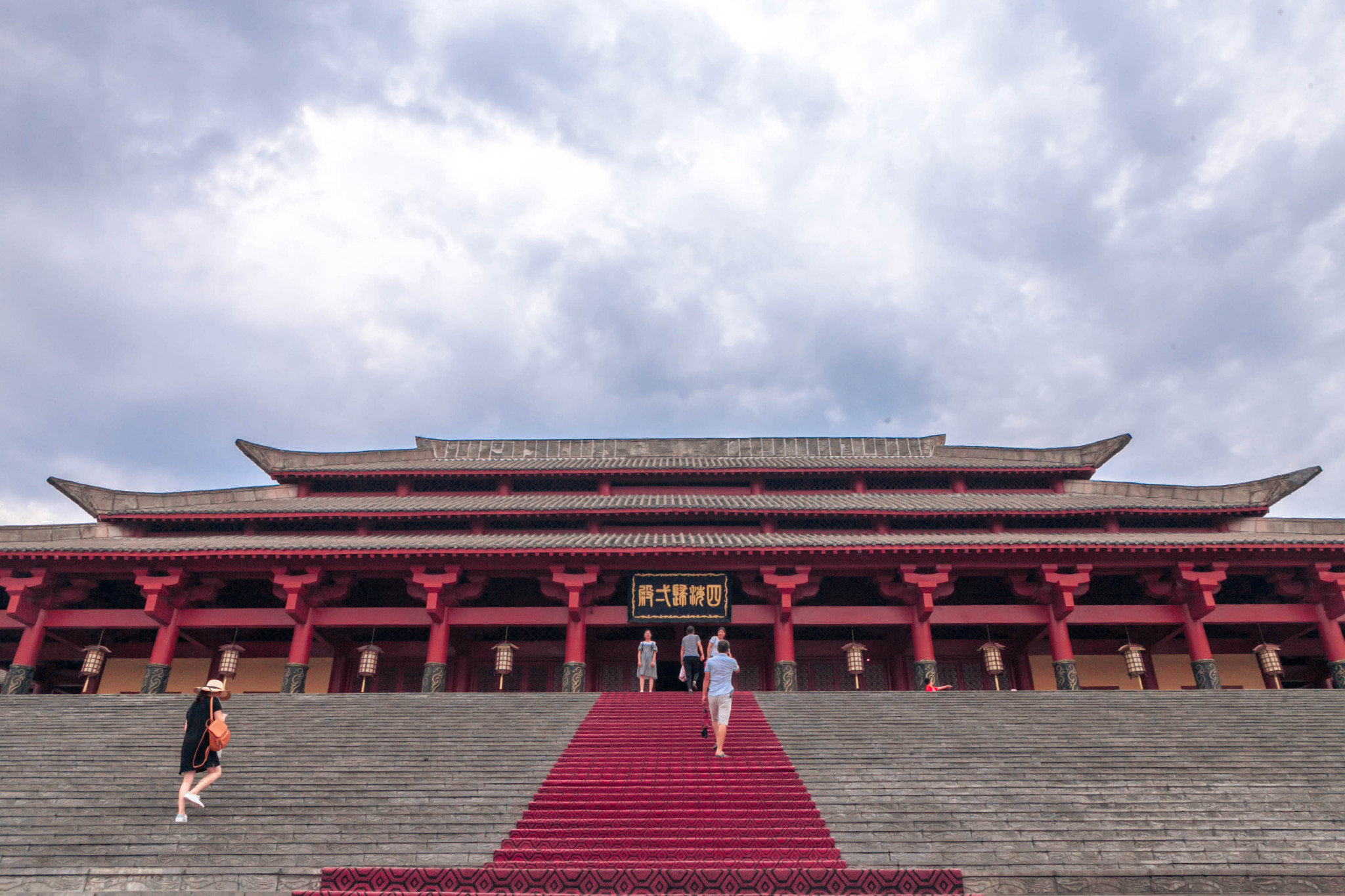 秦王宫占地面积800亩,有雄伟壮观的王宫宝殿27座