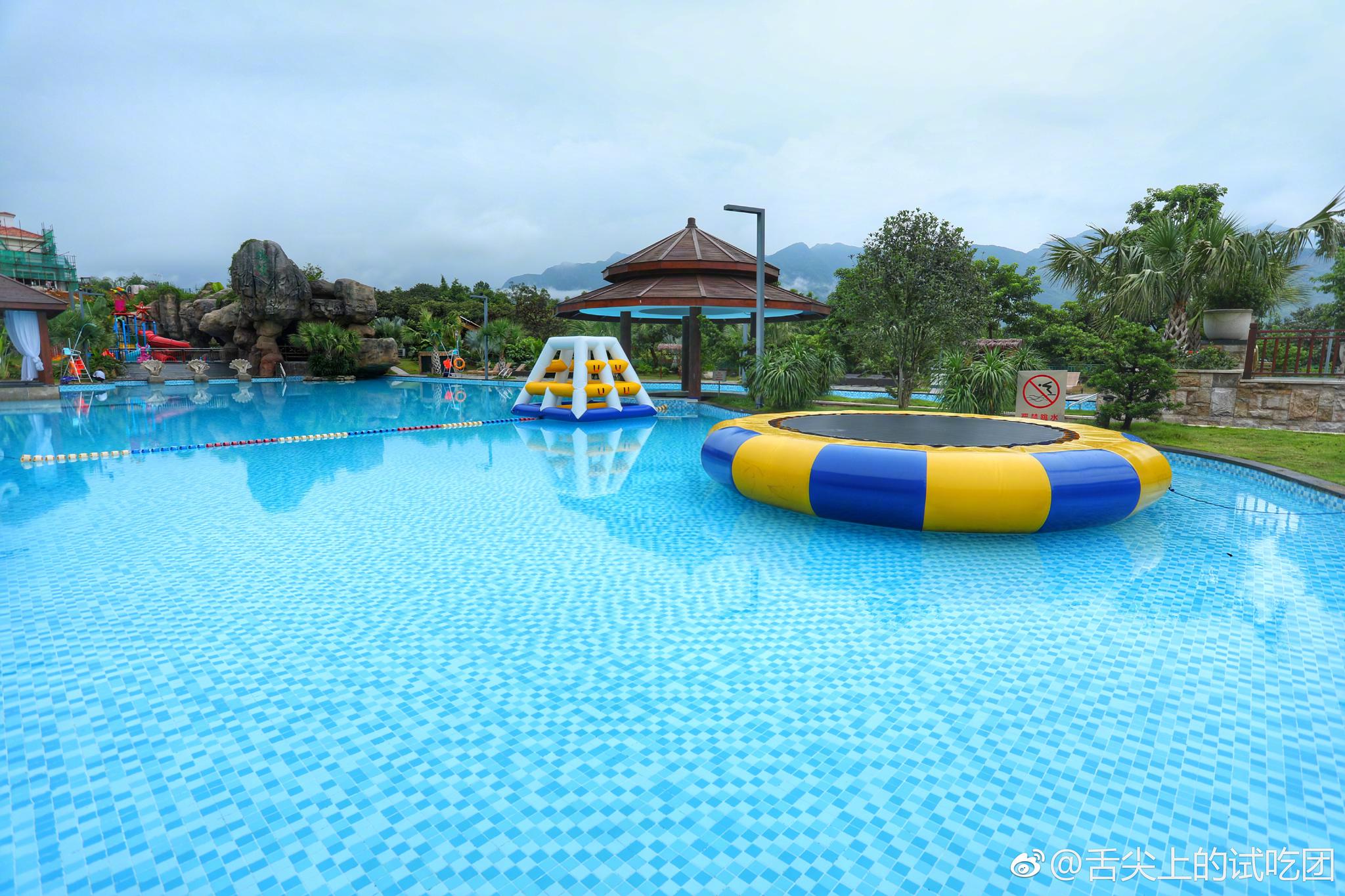 户外泳池适合一家老小玩水儿童游乐池和亲水河适合孩子玩水