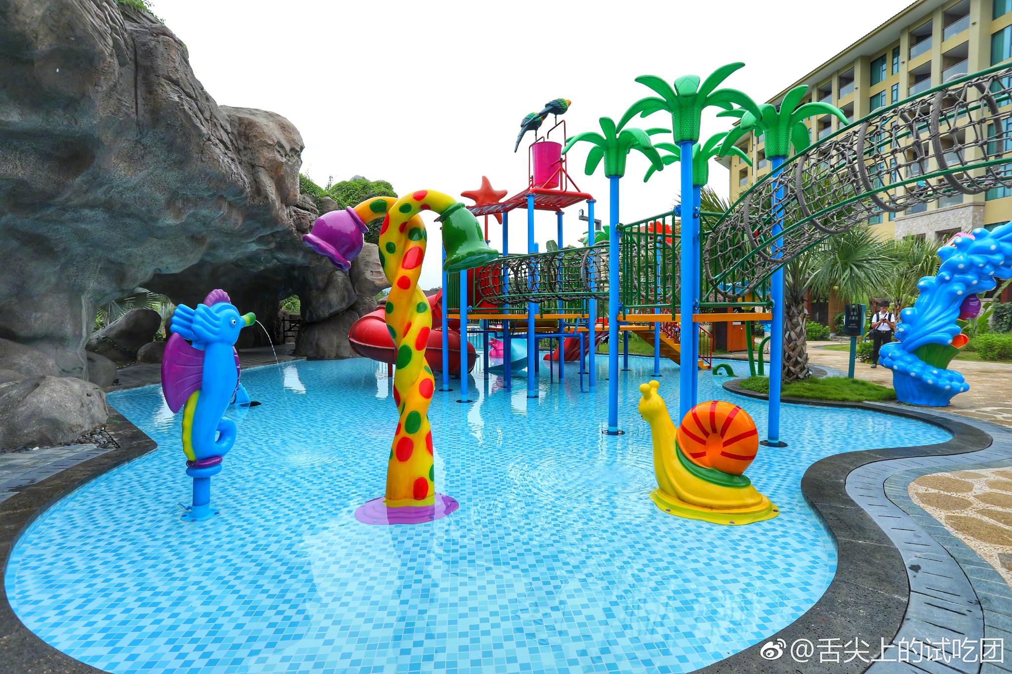 户外泳池适合一家老小玩水儿童游乐池和亲水河适合孩子玩水