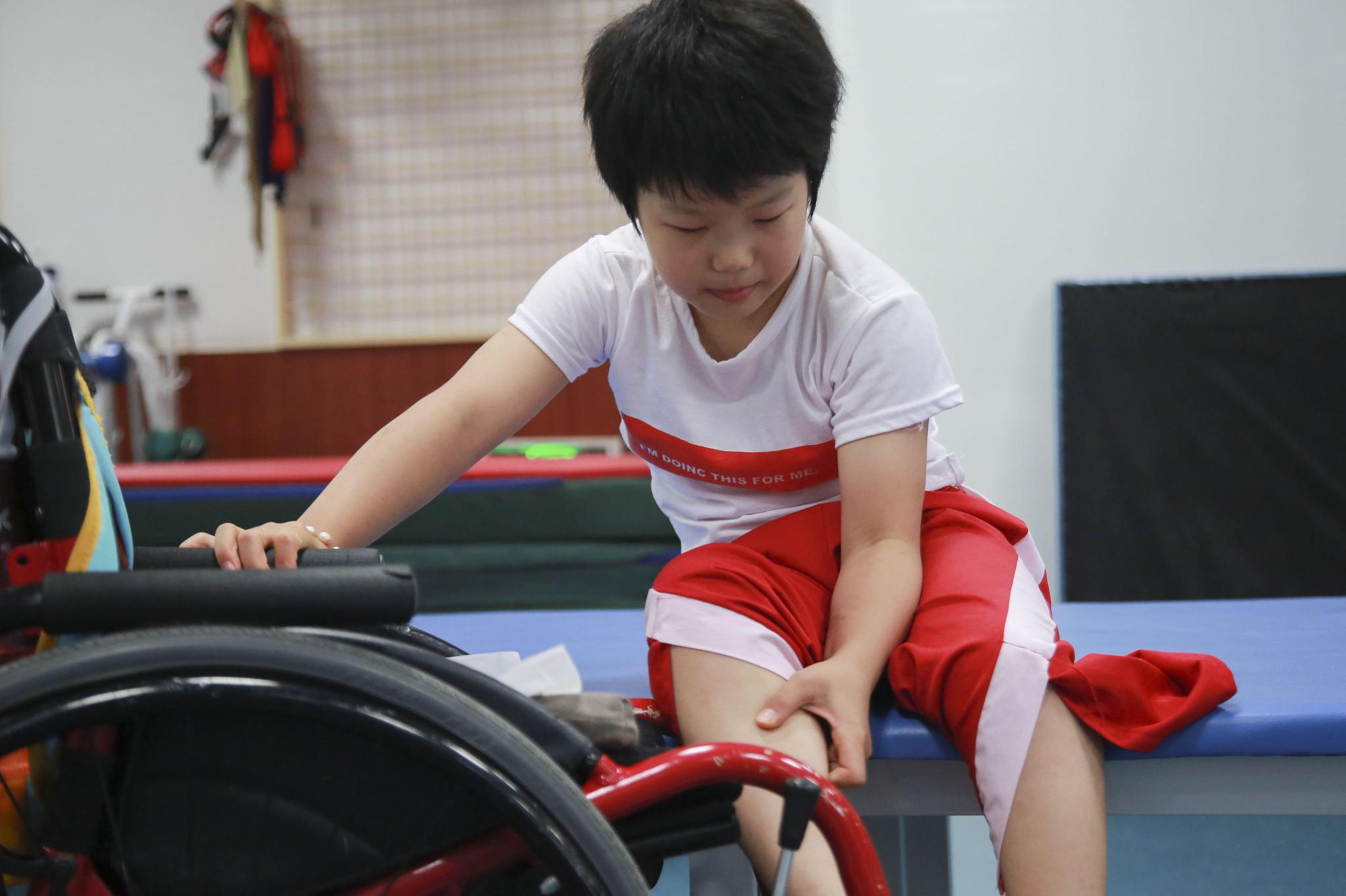 广东9岁女孩一次"模仿秀"导致下肢瘫痪 哭诉:我想站起来