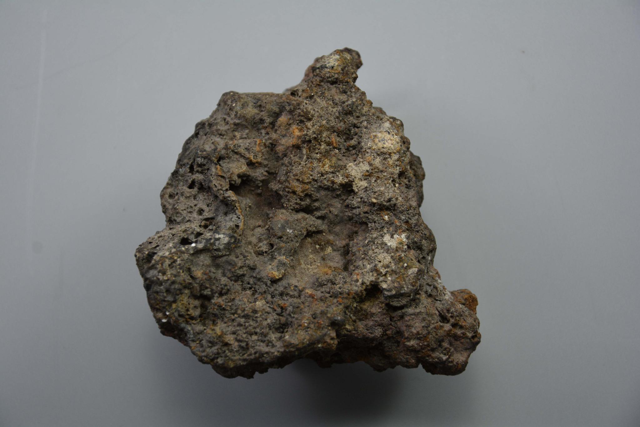 中铁陨石的色泽为土褐色,呈现极度的不规则形状,凹凸不齐.