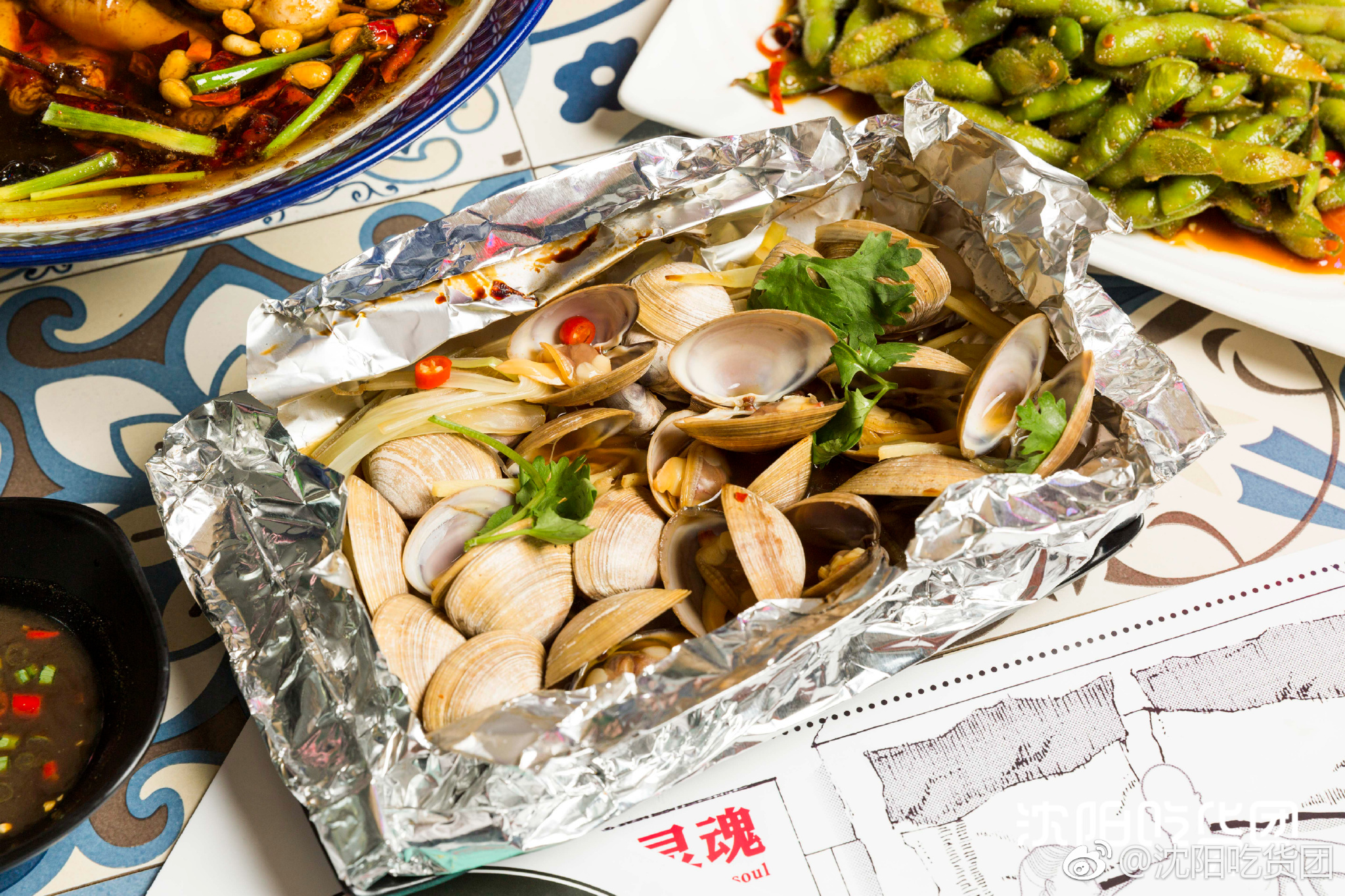 下酒菜也贼必,锡纸黄蚬子个头够大,特别新鲜,肉质贼饱满,吃上一个能